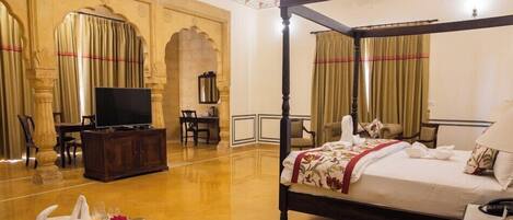 Zimmersafe, Schreibtisch, laptopgeeigneter Arbeitsplatz