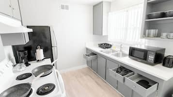 Coffee/tea maker, fridge, microwave, oven