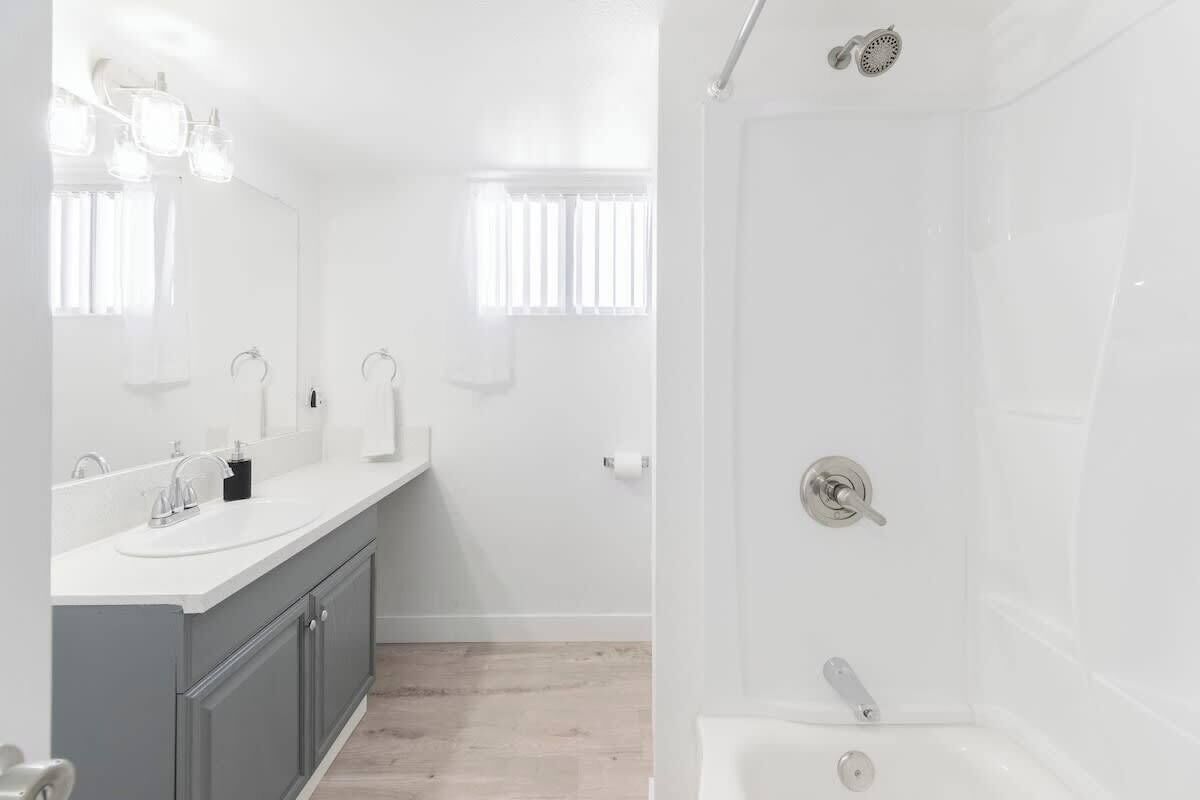 Douche, sèche-cheveux, serviettes fournies, savon