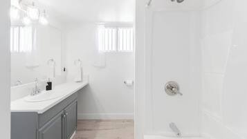 Douche, sèche-cheveux, serviettes fournies, savon