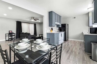 Chic 2-Bed Oasis, Sleeps 6! Minutes From Strip!