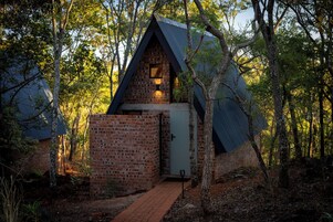 1 habitación, caja de seguridad en la habitación y escritorio 