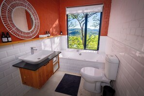 Suite de lujo, vista a la montaña | Baño | Amenidades de baño gratuitas, toallas, jabón, shampoo 