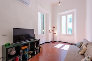 City view - Excellent 2-bed flat in Genoa's Old Town (Genoa)