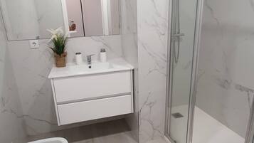 SĂšche-cheveux, bidet, serviettes fournies, savon