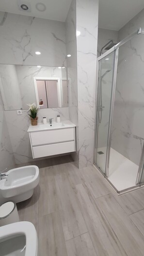 Secadora de cabello, bidet, toallas, jabón