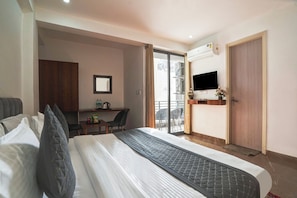 Deluxe Double Room | Blackout drapes, iron/ironing board, free WiFi - Breezy Height (New Delhi)