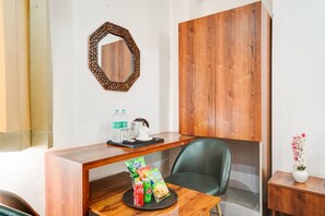 Superior Double Room, City View | In-room dining