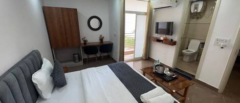 Chambre Double Supérieure, vue ville | Rideaux occultants, fer et planche à repasser, Wi-Fi gratuit