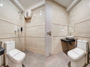 Combinazione doccia/vasca, pantofole, asciugamani, sapone