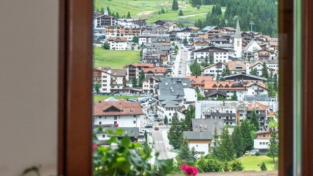 Une ville où se côtoient des bâtiments résidentiels et commerciaux, dont une église dont le clocher est particulièrement remarquable.