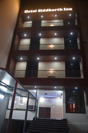 A multi-story hotel with a sign reading "Hotel Siddharth Inn." - Hotel Siddharth Inn, Raipur Junction (Raipur)