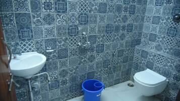 Quarto casal superior | Banheiro | Chuveiro, produtos de toalete grátis, toalhas de banho, sabonete