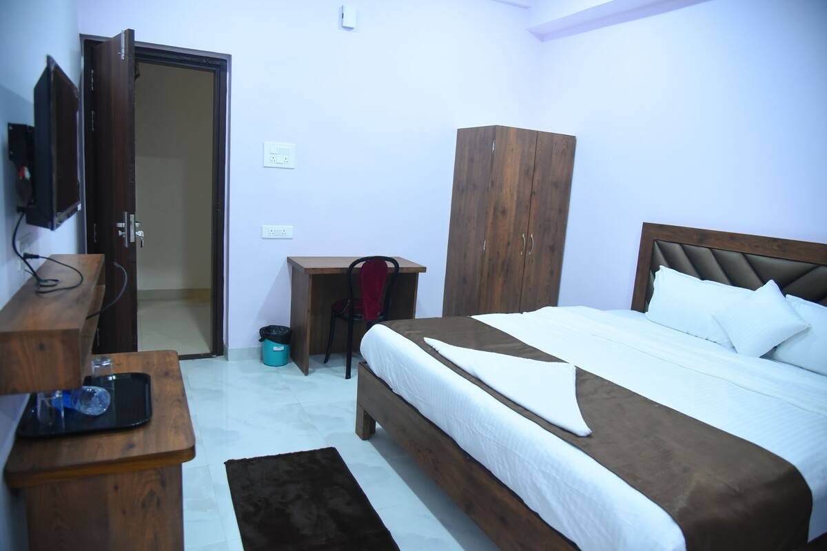 Deluxe Double Room | Desk