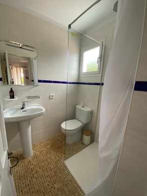 Douche, sèche-cheveux, serviettes fournies, savon