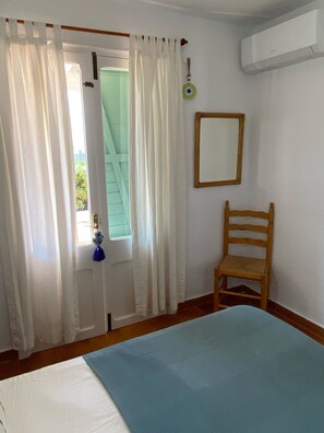 3 bedrooms, iron/ironing board, WiFi, bed sheets - Magnificent chalet a few meters from the sea with a private cove. (Binibèquer)