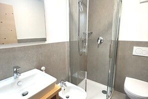 Douche, bidet, papier de toilette