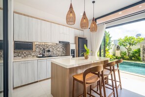 Frigorífico, microondas, horno y placa de cocina