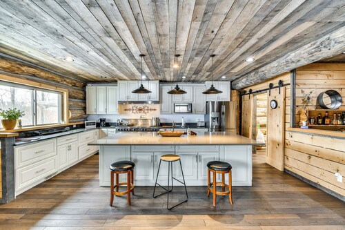 Perfect for Families: Custom-built Harrison Cabin!