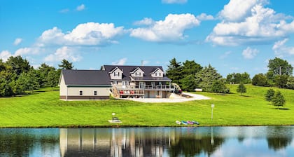 Pond Access & Fishing: 'cedar Lodge' in Versailles