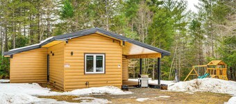 Porch & 1-acre Yard: White Mountains Hideaway
