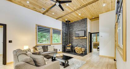 Porch & 1-acre Yard: White Mountains Hideaway