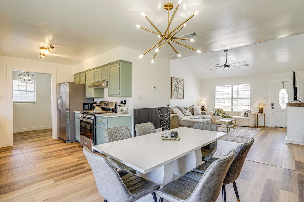 7 Mi to Lake Bridgeport: Home w/ Yard & Grill! - Decatur, TX