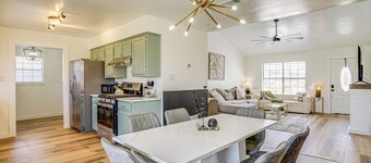 7 Mi to Lake Bridgeport: Home w/ Yard & Grill!