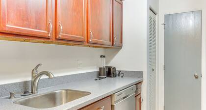 2 Mi to Bow Wow Beach: Townhome w/ Pool Access!