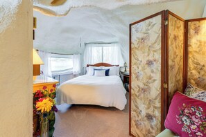 Interior - < 6 Mi to Arlington: 'whimsical Stone Abode!' (Arlington)