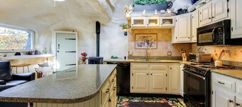 < 6 Mi to Arlington: 'whimsical Stone Abode!'