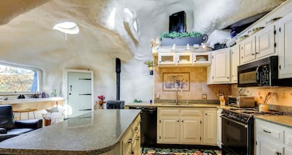 < 6 Mi to Arlington: 'whimsical Stone Abode!'