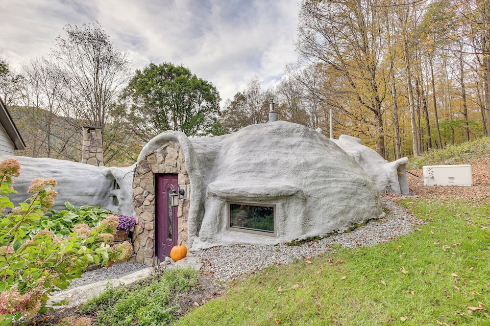 < 6 Mi to Arlington: 'whimsical Stone Abode!'