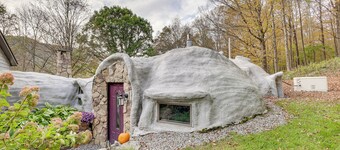 < 6 Mi to Arlington: 'whimsical Stone Abode!'