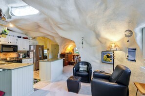 Cottage (1 Bedroom) | Interior - < 6 Mi to Arlington: 'whimsical Stone Abode!' (Arlington)