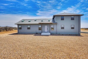 Interior - Stargazer's Delight: Mtn-view Pearce Home w/ Deck! (Pearce)