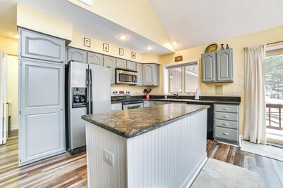 距離貝萊爾湖4英里：附露台及泳池的家