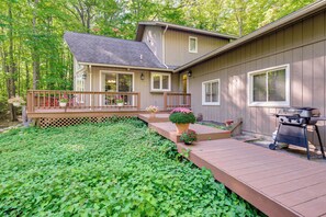 Interior - 4 Mi to Lake Bellaire: Home w/ Deck & Pool Access! (Bellaire)