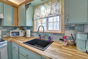 Apartment (0 Bedroom) | Interior - Hot Tub & Fire Pit: Romantic Getaway in Frenchburg (Frenchburg)