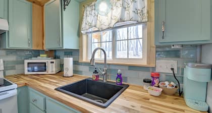 Hot Tub & Fire Pit: Romantic Getaway in Frenchburg