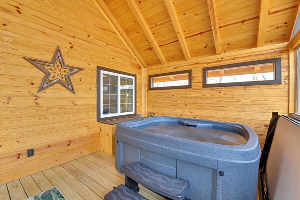 Front of property - Hot Tub & Fire Pit: Romantic Getaway in Frenchburg (Frenchburg)