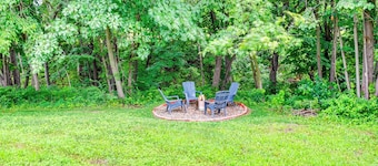 Hot Tub, Water Access: Cabin Near Lake Red Rock!