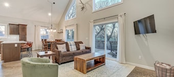 Hot Tub, Water Access: Cabin Near Lake Red Rock!