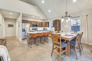 House (2 Bedrooms) | Interior - 'red Rock Lodge' w/ Hot Tub Near Raceway & Pella! (Knoxville)
