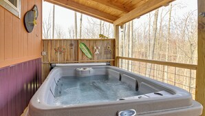 A hot tub with a wooden deck and a wooden fence. - Plum Crazy: Frenchburg Cabin on 1 Acre (Frenchburg)
