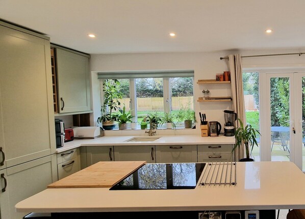 Fridge, oven, stovetop, dishwasher