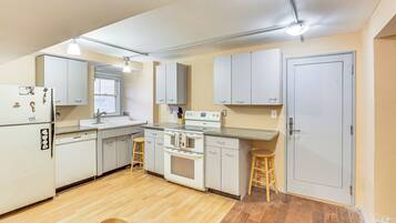 Un four, surface de cuisson, lave-vaisselle, chaise haute