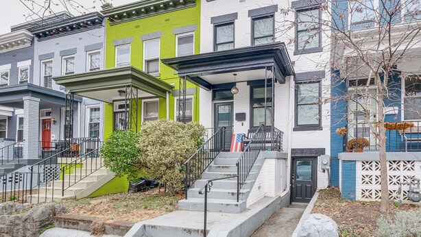 A row of townhouses with front stoops and steps leading to the entrance. - Walkable Location: Modern DC Apt w/ Yard Access! (Washington)