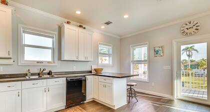 1 Mi to Beach Access: Home w/ Porch in Fort Myers!