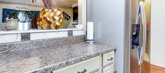 3 Mi to Dtwn New Haven: Colorful Condo w/ Yard!